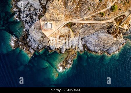 Luftaufnahme von oben mit Drohne des Leuchtturms Far de Cala Nans auf der felsigen Landzunge von Punta de Cala Nans nahe Cadaqués, Costa Brava, Katalonien, Spanien. Co Stockfoto