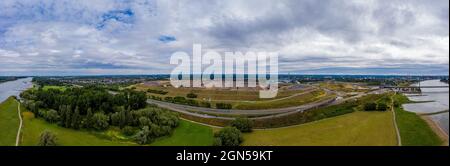 Panoramablick auf das Entsorgungszentrum in Leverkusen. Drohnenfotografie Stockfoto