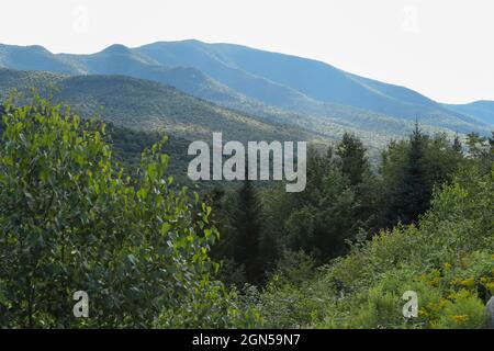 Dies ist ein Blick vom Kancamagus Highway, Lincoln NH. The White Mtn. Der Nationalpark liegt im nördlichen Zentrum von New Hampshire. Bekannt für seine Bea Stockfoto