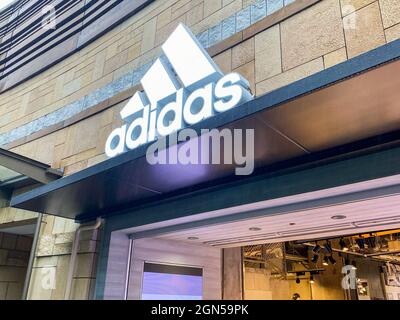 Tokio, Japan - 23. November 2019: Adidas-Ladenschild im Ginza-Viertel in Tokio, Japan. Stockfoto