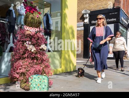 London, Großbritannien. September 2021. Ein blumiger Hase, der in Beeboon an der King´s Road ausgestellt ist, zieht die Aufmerksamkeit der Passanten auf sich. Chelsea in Bloom ist ein jährliches Festival und Wettbewerb mit Blumen- und Pflanzenausstellungen der teilnehmenden Geschäfte, Restaurants und anderer Unternehmen in Chelsea, das dieses Jahr vom 20. Bis 25. September stattfindet. Kredit: Imageplotter/Alamy Live Nachrichten Stockfoto