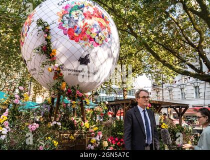 London, Großbritannien. September 2021. Eine Journalistin berichtet vom Ballon „Außergewöhnliche Reisen“ auf dem Sloane Square. Chelsea in Bloom ist ein jährliches Festival und Wettbewerb mit Blumen- und Pflanzenausstellungen der teilnehmenden Geschäfte, Restaurants und anderer Unternehmen in Chelsea, das dieses Jahr vom 20. Bis 25. September stattfindet. Kredit: Imageplotter/Alamy Live Nachrichten Stockfoto