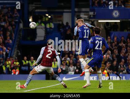 Stamford Bridge, Chelsea, London, Großbritannien. September 2021. EFL Cup Football, Chelsea gegen Aston Villa; Timo Werner von Chelsea führt den Ball an, um in der 54. Minute das 1. Tor seiner Seite zu erzielen.1-0 Credit: Action Plus Sports/Alamy Live News Stockfoto