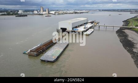 Coldharbour Jetty Schiffe beladen , River Thames Rainham , UK Drone Stockfoto