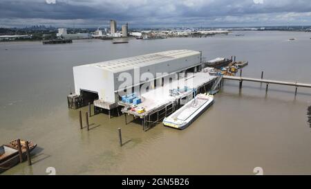 Coldharbour Jetty Schiffe beladen , River Thames Rainham , UK Drone Stockfoto