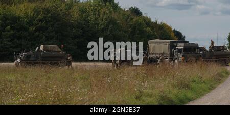 Britische Soldaten mit einem Panther CLV, MAN SV 4x4 und einem FV432 Bulldog APC bei einer militärischen Übung Wilts UK Stockfoto