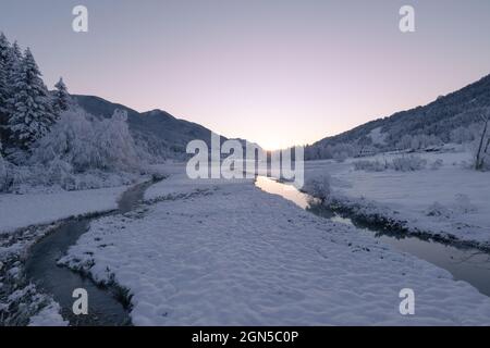 Kalter Wintermorgen am Zelenci-See in Kranjska Gora, Slowenien. Stockfoto