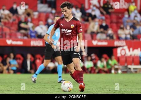 Sevilla, Sevilla, Spanien. September 2021. Hugo Guillamon von Valencia CF kontrolliert den Ball während des La Liga Santader-Spiels zwischen Sevilla CF und Valencia CF am 22. September 2021 bei Ramon Sanchez Pizjuan in Sevilla, Spanien. (Bild: © Jose Luis Contreras/DAX via ZUMA Press Wire) Stockfoto