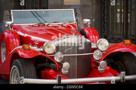 Bukarest, Rumänien - 19. August 2021: Vor dem Marmorosch Bucharest, Autograph Collection Hotels from Ma, ist ein rotes SS-Auto der Marke Excalibur aus den 1970er Jahren geparkt Stockfoto