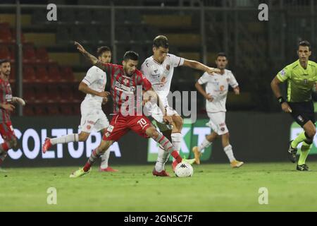 Cremona, Italien. September 2021. Gianluca Gaetano (Perugia) kämpft während des US-amerikanischen Wettkampfes gegen AC Perugia, Italienische Fußballmeisterschaft BKT in Cremona, Italien, September 22 2021 Quelle: Independent Photo Agency/Alamy Live News Stockfoto