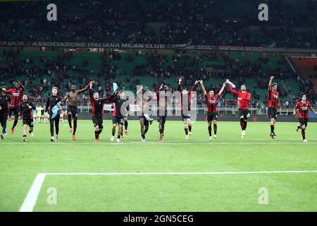 Mailand, Italien. September 2021. Die Spieler des AC Mailand feiern nach dem Gewinn der Serie A Spiel zwischen AC Mailand und Venezia FC im Stadio Giuseppe Meazza am 22 2021. September in Mailand, Italien. Quelle: Marco Canoniero/Alamy Live News Stockfoto