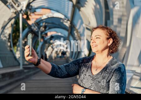 Schöne reife Frau posiert während der Aufnahme Selfie von Smartphone-Kamera. Lifestyle-Konzept Stockfoto