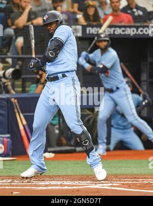 St. Petersburg, Usa. September 2021. Toronto Blue Jays' Teoscar Hernandez zieht sich zurück, nachdem er von einem Pitch des Tampa Bay Rays Starters Luis Ptino während des ersten Innings am Tropicana Field in St. Petersburg, Florida, am Mittwoch, 22. September 2021 getroffen wurde. Foto von Steven J. Nesius/UPI Credit: UPI/Alamy Live News Stockfoto