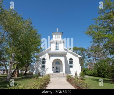 Weiße Stuckfassade der römisch-katholischen Kirche St. Rose de Lima in Bay St. Louis, Mississippi. Stockfoto