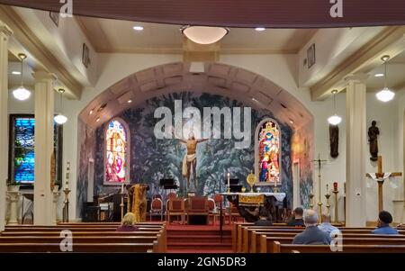 4/1/2021 Bay St. Louis, Mississippi, Innere der St. Rose de Lima katholische Kirche mit dem Wandbild, Christus in den Eichen von armenischen Künstler gemalt, A Stockfoto