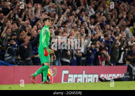 London, Großbritannien. September 2021. Kepa Arrizabalaga aus Chelsea, der am 22. September 2021 beim dritten Spiel des EFL Carabao Cup zwischen Chelsea und Aston Villa in Stamford Bridge, London, England, eine Strafe gesparte hatte. Foto von Carlton Myrie. Nur zur redaktionellen Verwendung, Lizenz für kommerzielle Nutzung erforderlich. Keine Verwendung bei Wetten, Spielen oder Veröffentlichungen einzelner Clubs/Vereine/Spieler. Kredit: UK Sports Pics Ltd/Alamy Live Nachrichten Stockfoto