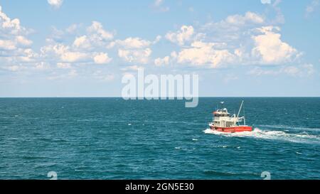 Istanbul, Türkei - August 2021: Fischerboot segelt in offenen Gewässern, weit entfernt von der Küste. Stockfoto