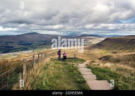 Whernside, Blea Moor und Ribblehead Viadukt von Simon Fell, Ingleborough, Yorkshire Dales aus gesehen. Der Pfad ist Teil des 3 Peaks Challenge Walk. Stockfoto