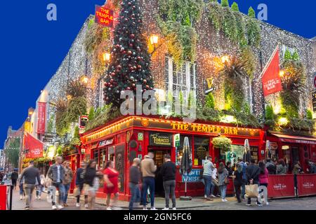 The Temple Bar Pub in der Abenddämmerung, Temple Bar, Dublin, Republik Irland Stockfoto