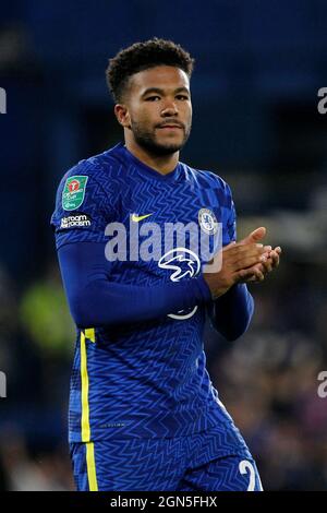 London, Großbritannien. September 2021. Reece James von Chelsea applaudiert den Fans beim Spiel der EFL Carabao Cup Third Round zwischen Chelsea und Aston Villa am 22. September 2021 in Stamford Bridge, London, England. Foto von Carlton Myrie. Nur zur redaktionellen Verwendung, Lizenz für kommerzielle Nutzung erforderlich. Keine Verwendung bei Wetten, Spielen oder Veröffentlichungen einzelner Clubs/Vereine/Spieler. Kredit: UK Sports Pics Ltd/Alamy Live Nachrichten Stockfoto