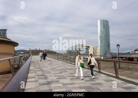 Lagan Weir Fußgängerbrücke über den Fluss Lagan, , Donegall Quay, Stadt Belfast, Nordirland, Vereinigtes Königreich Stockfoto