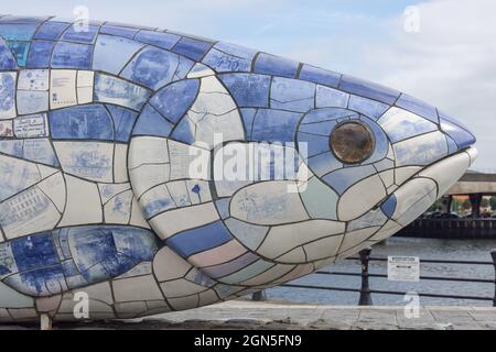 The Salmon of Knowledge (The Big Fish), Donegall Quay, City of Belfast, Nordirland, Vereinigtes Königreich Stockfoto