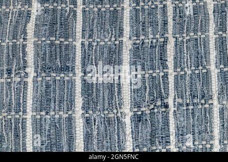 Blau-weißes, altes Karomuster in Nahaufnahme. Griechische, mediterrane Hausdekorationselemente mit karierten Textilmaterialien. Stockfoto