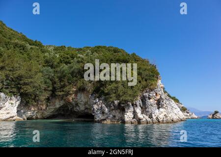 St.Nicholja Cave Touristenattraktion in grünen Klippen der Küste des Ionischen Meeres. Natur der Insel Lefkada in Griechenland. Sommerurlaub wild Reiseziel Stockfoto