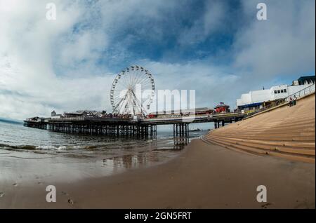 Blackpool Beach, Central Pier, einschließlich Big Wheel, Foto vom Strand. Lancashire Stockfoto