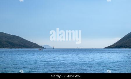 Blick auf die blaue ionische Meereslandschaft auf der griechischen Insel Lefkada. Segeln hellen Tag mit lebendigen Himmel und Wasser. Boote, die in der Ferne segeln Stockfoto