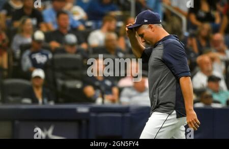 St. Petersburg, Usa. September 2021. Kevin Cash, der Manager der Tampa Bay Rays, kehrt zum Dugout zurück, nachdem er am Mittwoch, den 22. September 2021, beim sechsten Inning im Tropicana Field in St. Petersburg, Florida, eine Pitching-Änderung gegen die Toronto Blue Jays vorgenommen hatte. Foto von Steven J. Nesius/UPI Credit: UPI/Alamy Live News Stockfoto