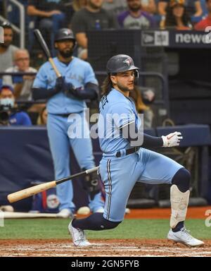 St. Petersburg, Usa. September 2021. Toronto Blue Jays' Bo Bichette (R) im Einzelfeld vor dem Tampa Bay Rays Reliever Adam Conley beim sechsten Inning im Tropicana Field in St. Petersburg, Florida, am Mittwoch, 22. September 2021. Foto von Steven J. Nesius/UPI Credit: UPI/Alamy Live News Stockfoto