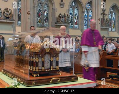 DIE SCHATULLE MIT DEN ÜBERRESTEN DER ST. THERESE VON LISIEUX, EINER FRANZÖSISCHEN NONNE, DIE ALS „KLEINE BLUME“ BEKANNT IST, KOMMT IN DER RÖMISCH-KATHOLISCHEN KATHEDRALE VON PORTSMOUTH AN. PIC MIKE WALKER, 2009 Stockfoto