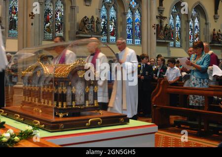 DIE SCHATULLE MIT DEN ÜBERRESTEN DER ST. THERESE VON LISIEUX, EINER FRANZÖSISCHEN NONNE, DIE ALS „KLEINE BLUME“ BEKANNT IST, KOMMT IN DER RÖMISCH-KATHOLISCHEN KATHEDRALE VON PORTSMOUTH AN. PIC MIKE WALKER, 2009 Stockfoto