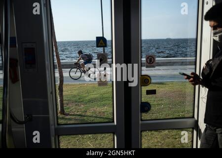 Izmir, Izmir, Türkei. September 2021. Blick von der Straßenbahn zwischen den Bezirken Uckuyular und Alsancak in Izmir, Türkei. (Bild: © Uygar Ozel/ZUMA Press Wire) Stockfoto