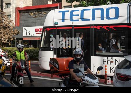 Izmir, Izmir, Türkei. September 2021. Die Straßenbahn steckt im Stau in Izmir, Türkei. (Bild: © Uygar Ozel/ZUMA Press Wire) Stockfoto