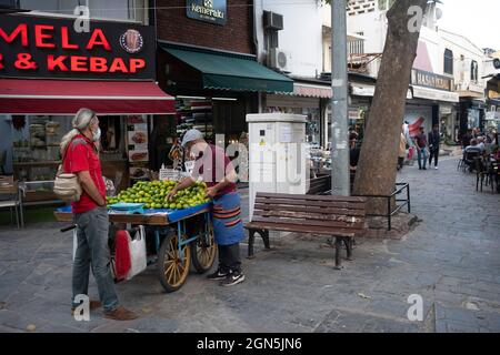 Izmir, Izmir, Türkei. September 2021. Führender Verkäufer, der Früchte im alten Kemeralti Bazaar im Bezirk Konak verkauft. (Bild: © Uygar Ozel/ZUMA Press Wire) Stockfoto