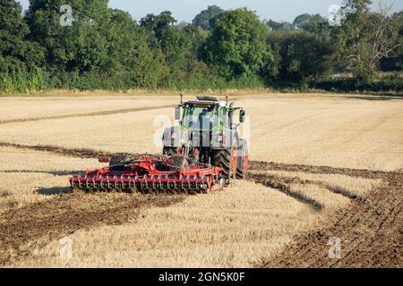 Ein Landwirt, der am ersten Herbsttag in der Nähe von Atherstone, Warwickshire, Felder pflügt. Stockfoto