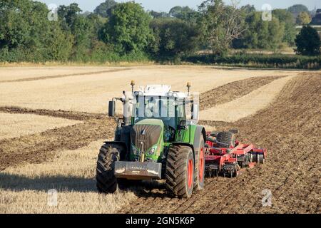 Ein Landwirt, der am ersten Herbsttag in der Nähe von Atherstone, Warwickshire, Felder pflügt. Stockfoto