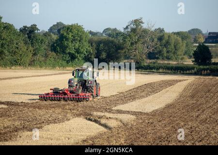 Ein Landwirt, der am ersten Herbsttag in der Nähe von Atherstone, Warwickshire, Felder pflügt. Stockfoto