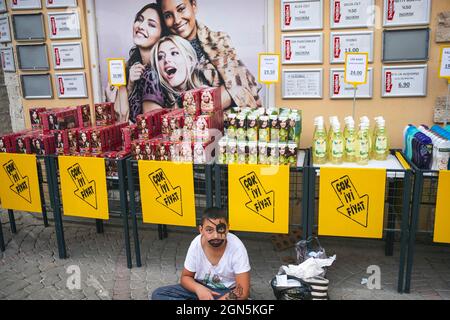 Izmir, Izmir, Türkei. September 2021. Ein Junge wartet auf seine Mutter vor einem Kosmetikgeschäft im historischen Kemeralti Basar-Viertel in Izmir, Türkei. (Bild: © Uygar Ozel/ZUMA Press Wire) Stockfoto