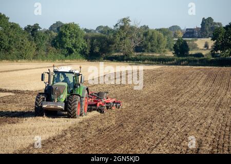 Ein Landwirt, der am ersten Herbsttag in der Nähe von Atherstone, Warwickshire, Felder pflügt. Stockfoto