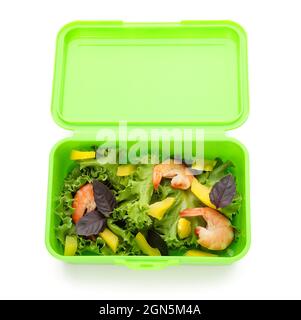 Grüner Behälter mit leckerem Salat auf weißem Hintergrund Stockfoto