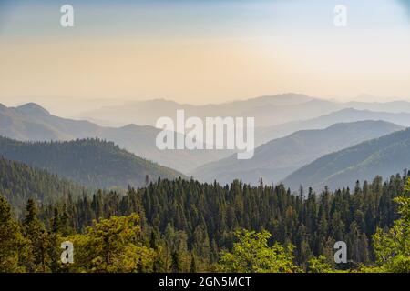 Blick auf die Berge im Sierra Nevada Tal voller Rauch von einem Waldbrand im Sequoia National Park, Kalifornien, USA Stockfoto