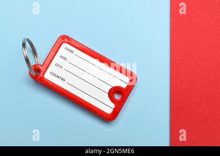 Plastikschlüsselanhänger auf farbigem Hintergrund Stockfoto