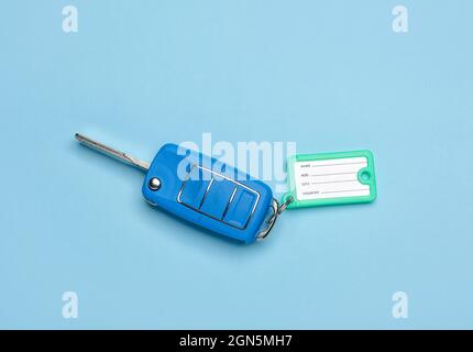 Autoschlüssel mit Plastikanhänger auf farbigem Hintergrund Stockfoto