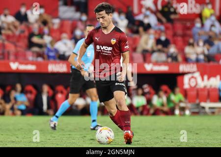 Hugo Guillamon von Valencia CF kontrolliert den Ball während des La Liga Santader-Spiels zwischen Sevilla CF und Valencia CF am 22. September 2021 bei Ramon Sanchez Pizjuan in Sevilla, Spanien. Stockfoto