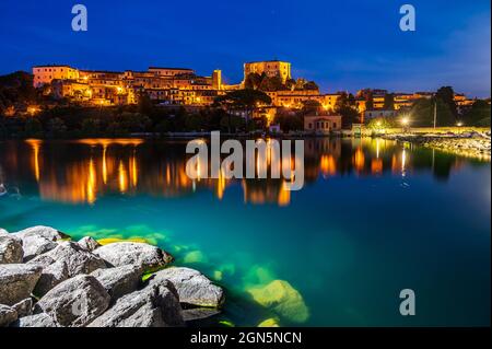 Stadtbild von Capodimonte, altes Dorf auf einem Vorgebirge am Bolsena-See, Latium, Italien Stockfoto