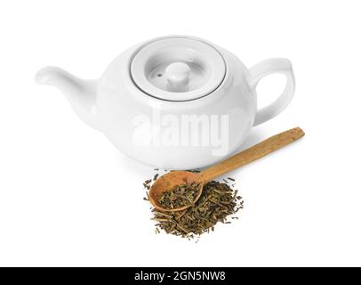 Teekannen und Löffel mit trockenem grünem Hojicha-Tee auf weißem Hintergrund Stockfoto