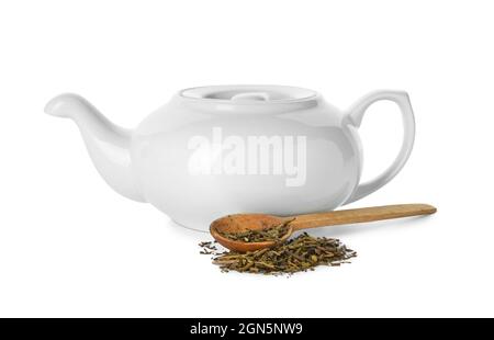 Teekannen und Löffel mit trockenem grünem Hojicha-Tee auf weißem Hintergrund Stockfoto